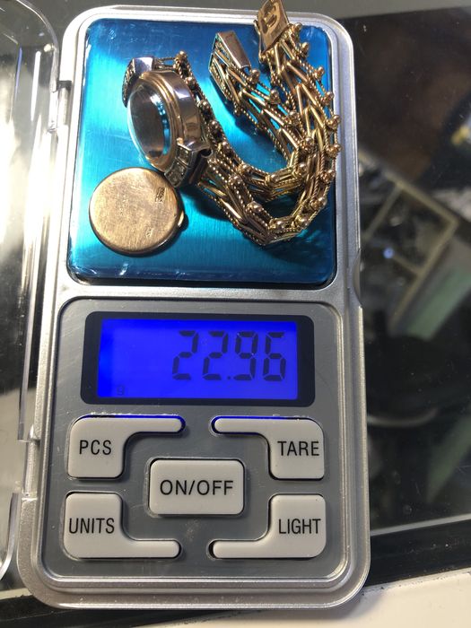 Золотые женские часы.