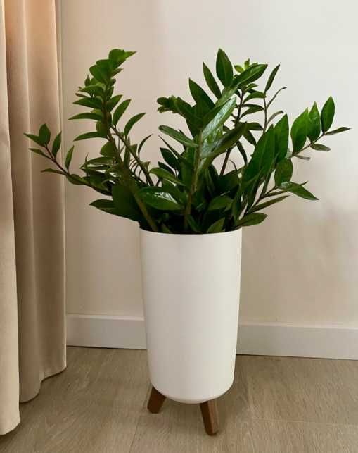 Zestaw 3 donic doniczek białych na nóżkach na kwiaty kwiatki rośliny