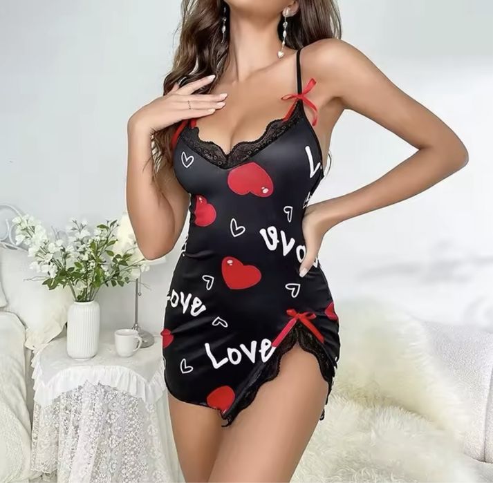 Жіноча піжама з принтом «Love» з V-подібним вирізом і розрізом збоку