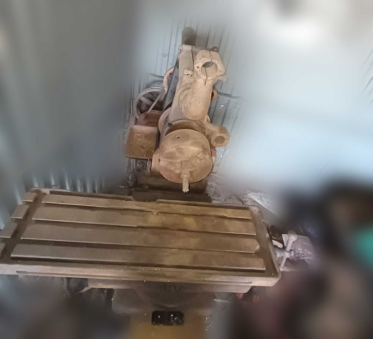 Duża frezerka do metalu, starszy model.