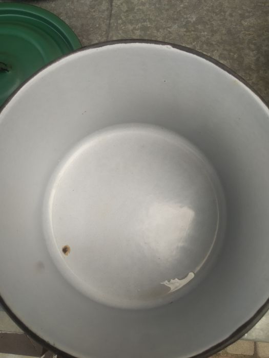 Продам кастрюлю эмалированную на 9 л