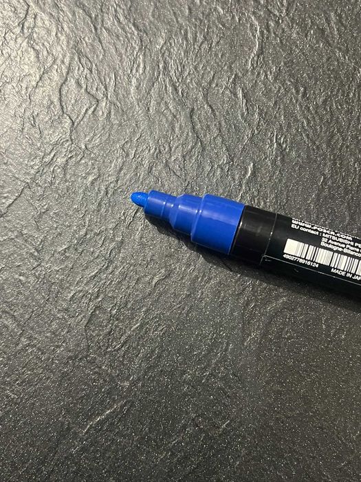 Marker Uni Posca PC-5M z farbą plakatową niebieski marker punktowy