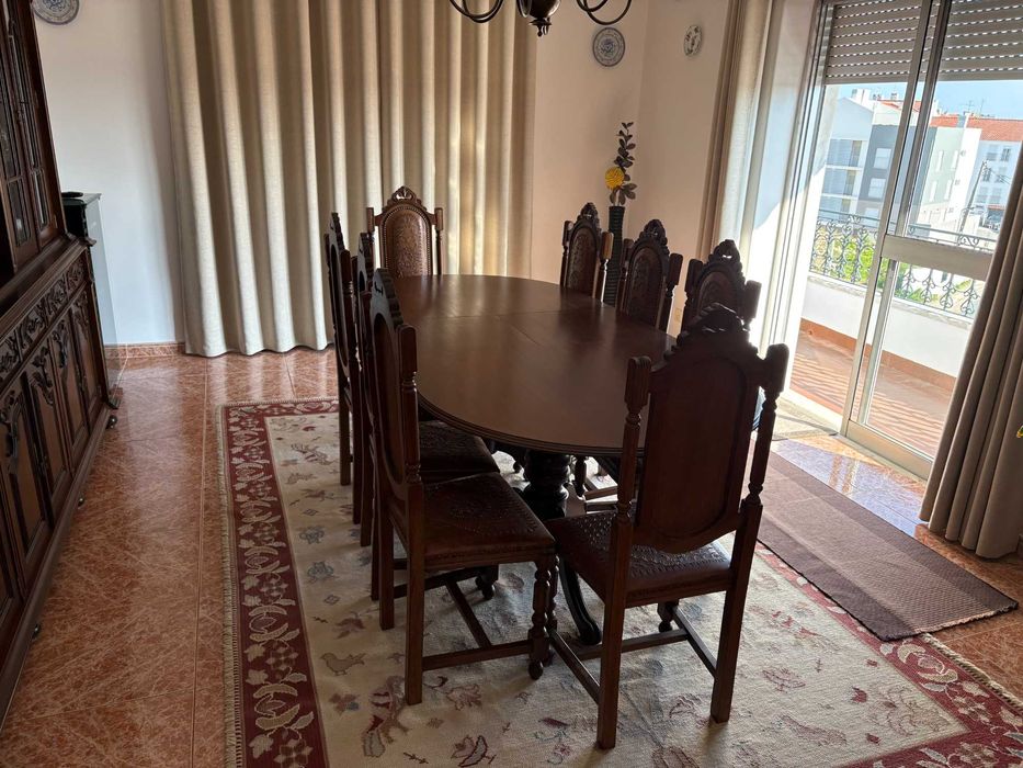 Conjunto Mesa e 8 Cadeiras em Madeira Vintage