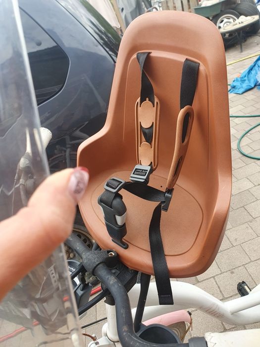 Fotelik rowerowy na kierownice z szybką ochronna  bobike