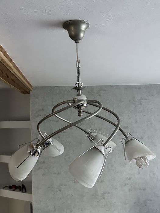 Lampa do salonu srebrno-biała
