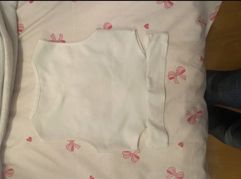 Top branco detalhe na barriga