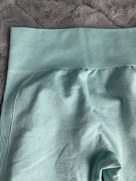 Legginsy sportowe ze szwem podkreślającym pośladki