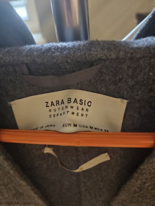 Wełniany płaszcz marki Zara, w rozmiarze M