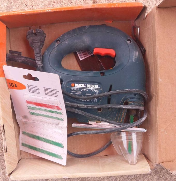 Serra tico-tico Black & Decker CD301 usada com lâminas adicionais Modelo: Black & Decker CD301
