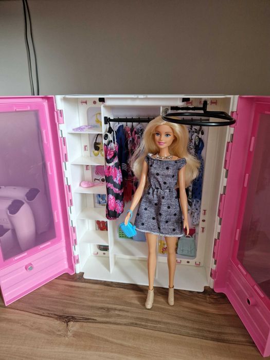 Sprzedam szafę barbie, akcesoria i lalki.