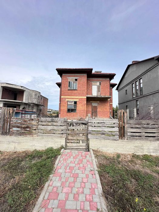 Дом из красного кирпича в Совиньоне — кто ценит качество и комфорт!