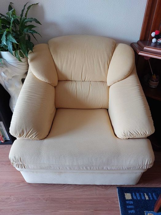 Sofá amarelo em cortisane em bom estado