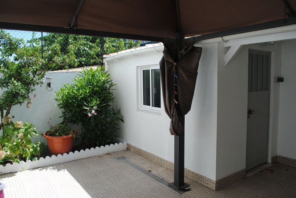 Apartamento T2 com terraço em Linda-a-Velha