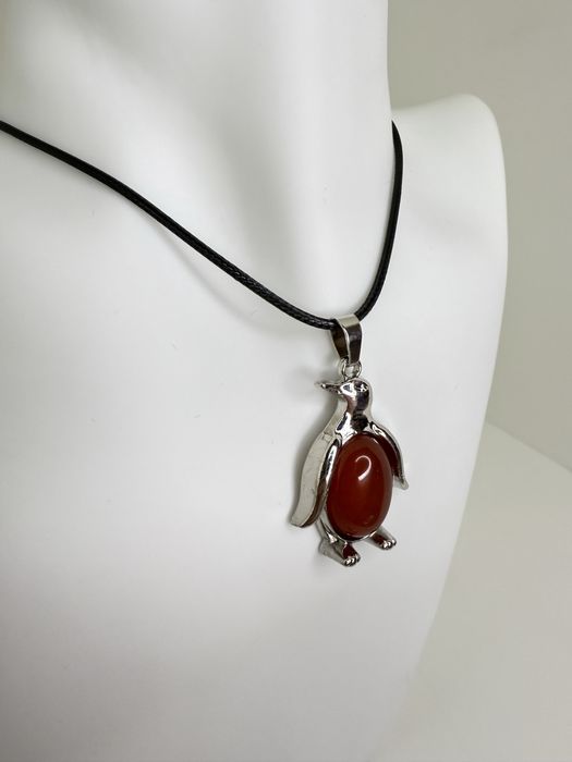 Naszyjnik bordowy pingwin pingwinek wisiorek naszyjnik bordowy