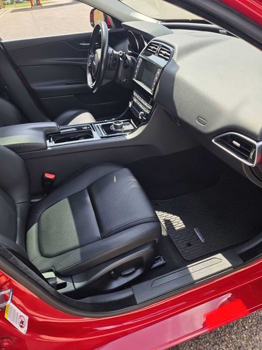 Jaguar XE 25t      2018