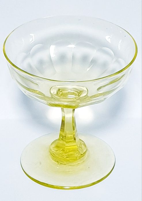 Raro antigo copo de champagne em vidro urânio