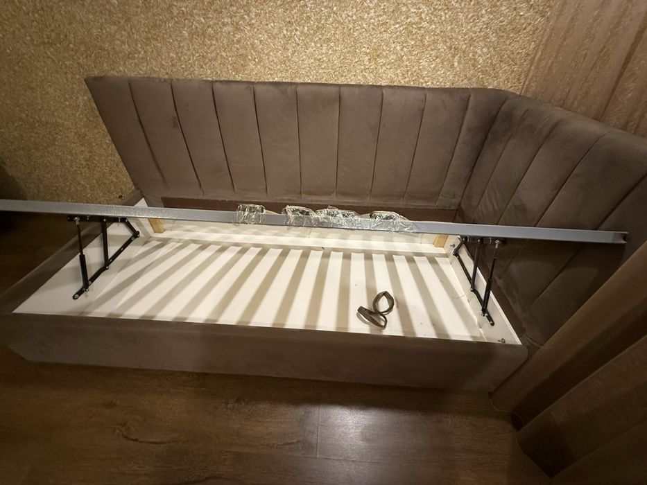 Продам ліжко с матрацом