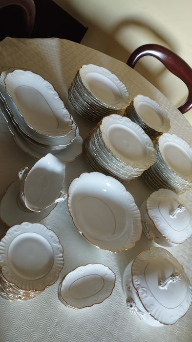 Serviço de jantar da Vista Alegre dos anos 40 composto por:
12 pratos