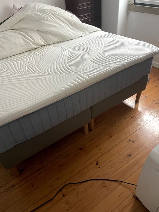 Vendo cama LYNGÖR 180 × 200 cm, em muito bom estado.