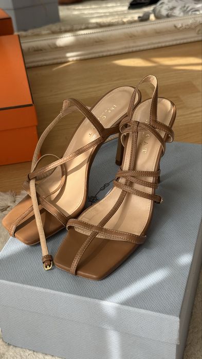 Босоніжки the coat