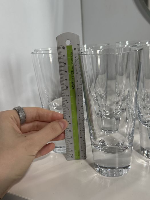 Прозорі скляні стакани