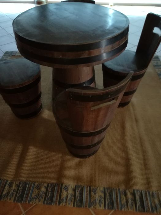 Mesa e cadeiras feita pipos