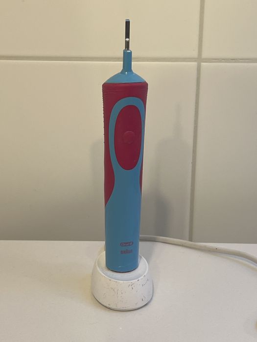 Szczoteczka elektryczna do zębów Oral-B  Braun dla dzieci Vitality Kraina Lodu 3+