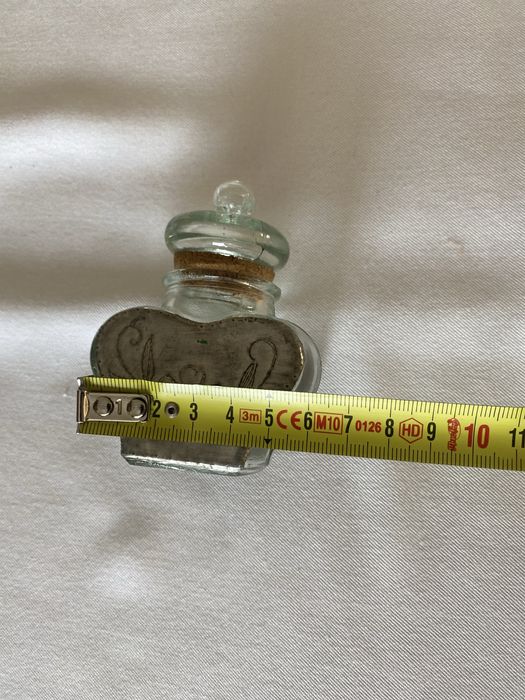 Frasco antigo em vidro, estanho e tampa de vidro com rolha de cortiça.