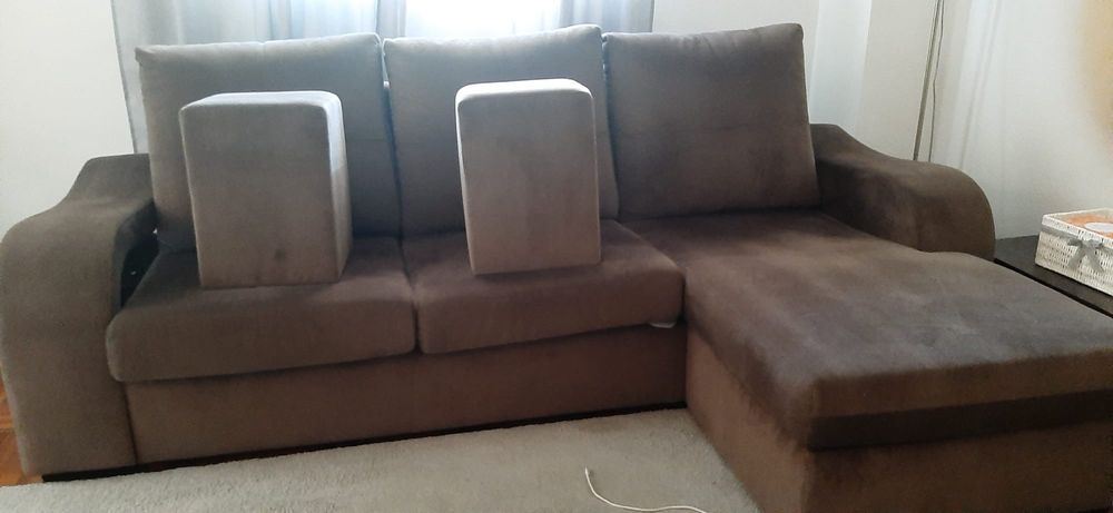 Sofá de canto em tecido.