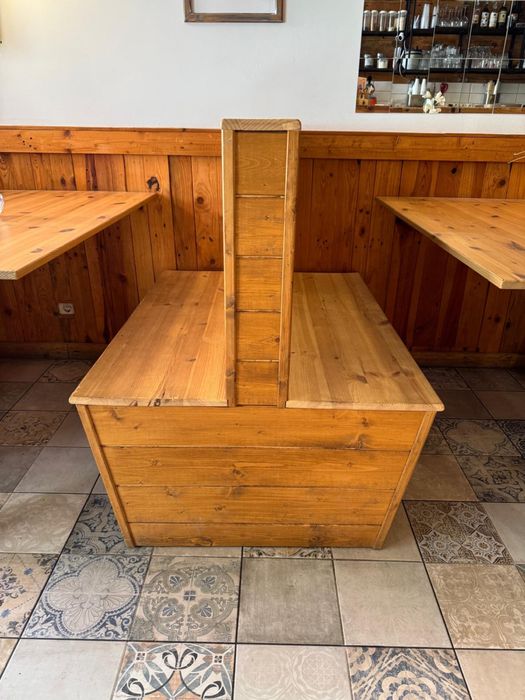 Mesas e bancos em madeira