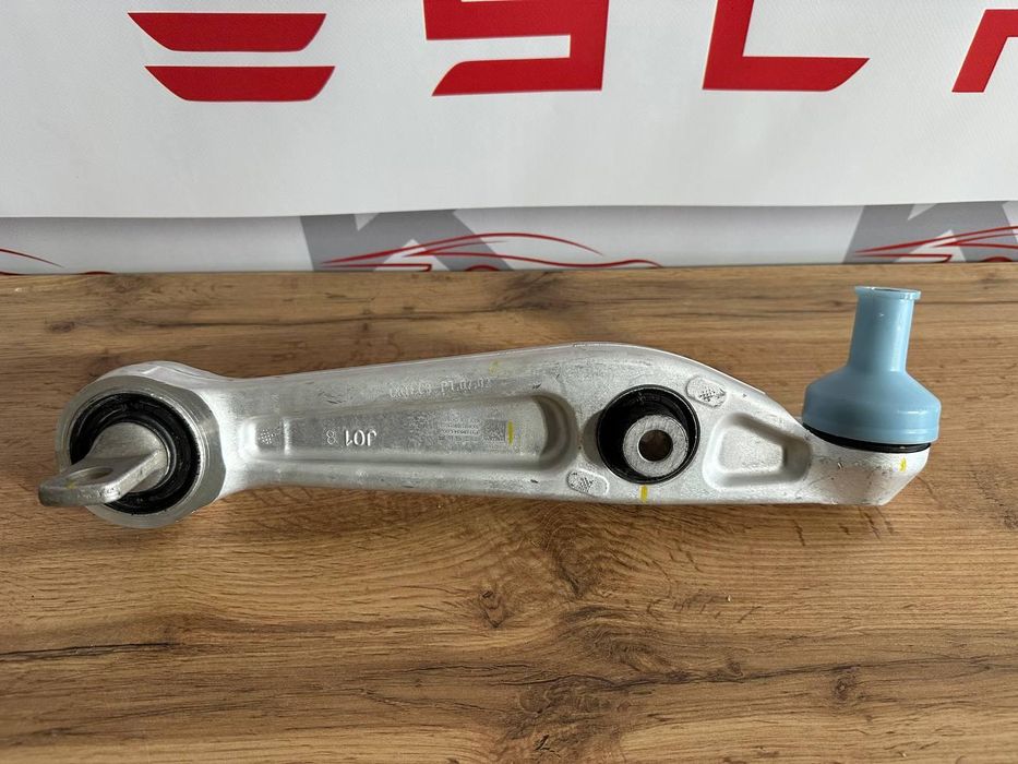 Tesla Model 3 2018 Важіль нижній передній правий перед Оригінал 1044341-00-D