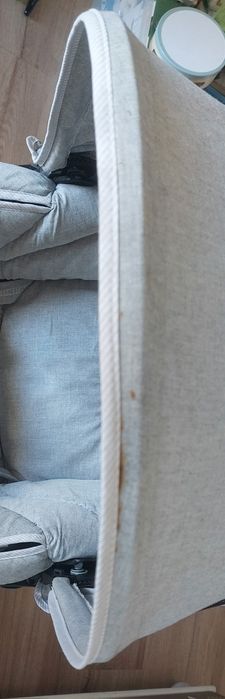 Carinho de bebé usado com capa de proteção