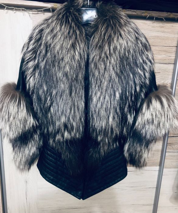 Шкіряна куртка оздоблена хутром чорробурки