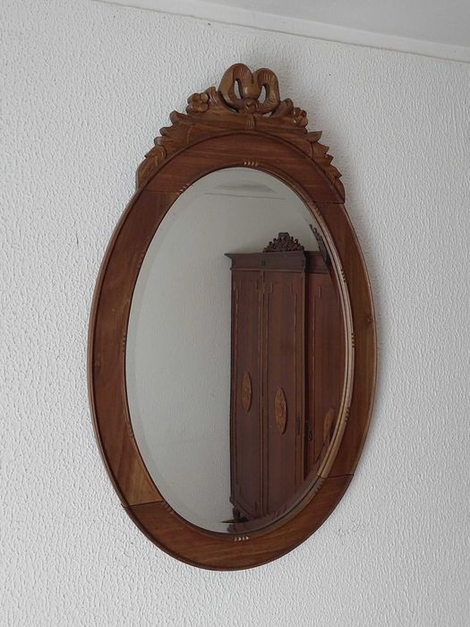 Espelho de quarto antigo em madeira trabalhada