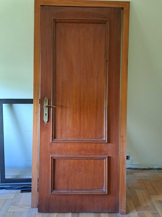 Portas interiores em madeira de tola.