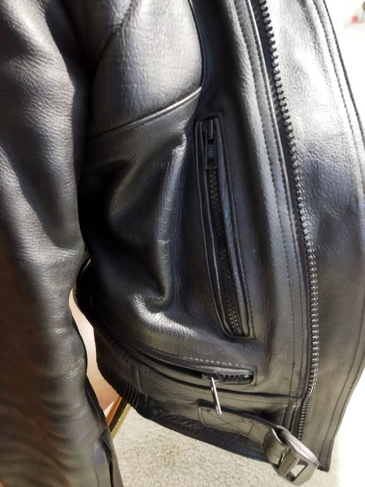 Casaco Motar em couro preto.