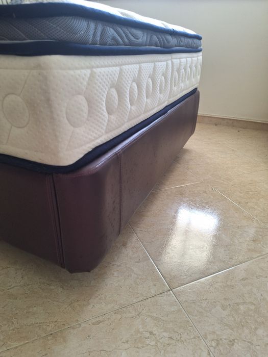 Cama de Solteiro Estofada em Pele com Colchão Confortável (Excelente Estado)
