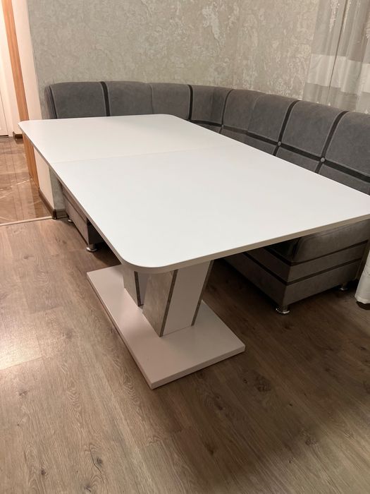 Продається стіл та уголок у кухню