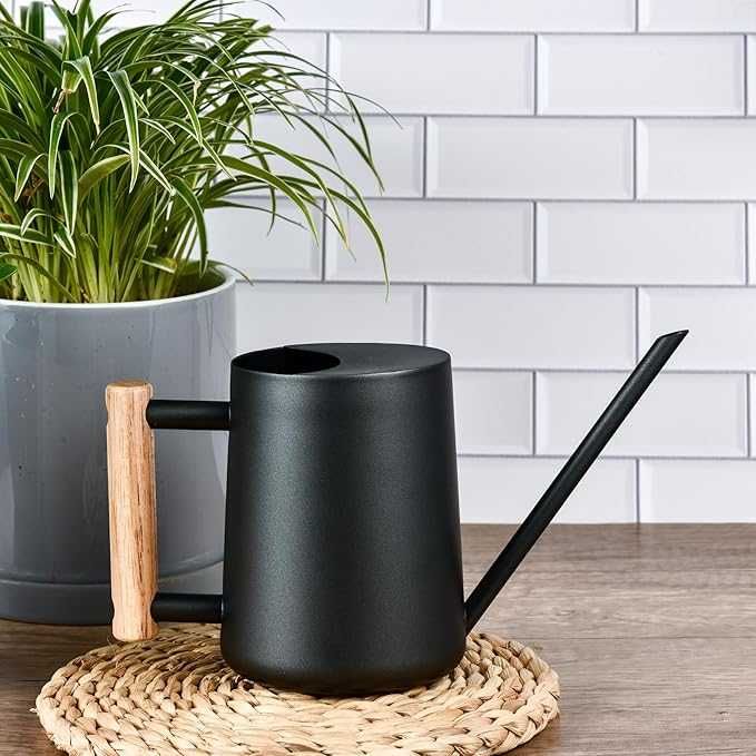 Czarna konewka stalowa 1L z długą wylewką i drewnianym uchwytem