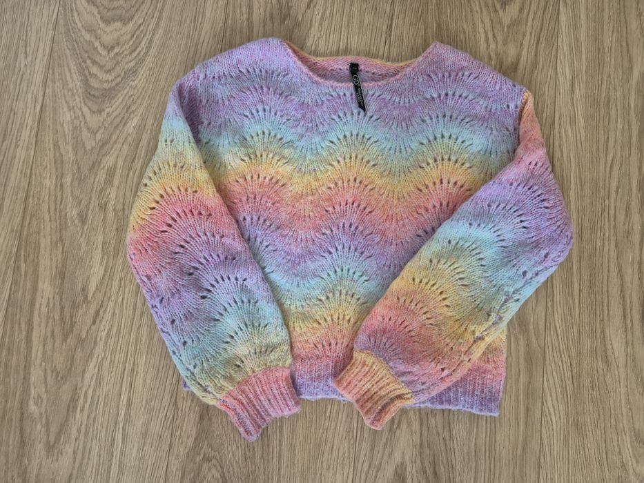 Tęczowy sweter damski