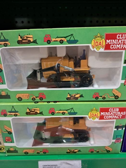 Maquinas miniaturas em metal da Joal
