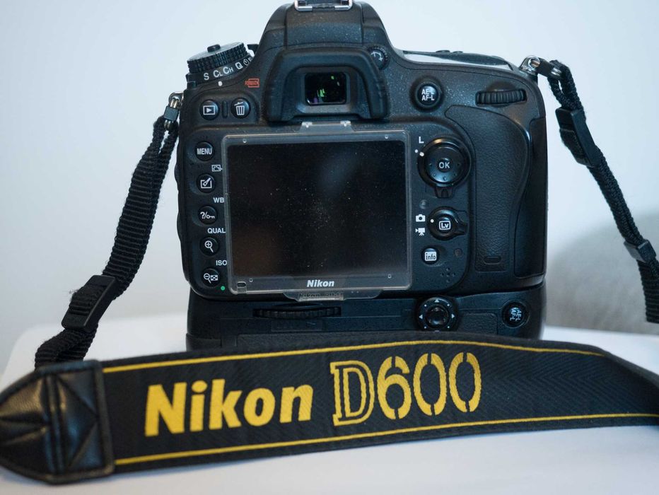 Nikon D600 +grip, Lampa błyskowa, Nikkor 1.8D