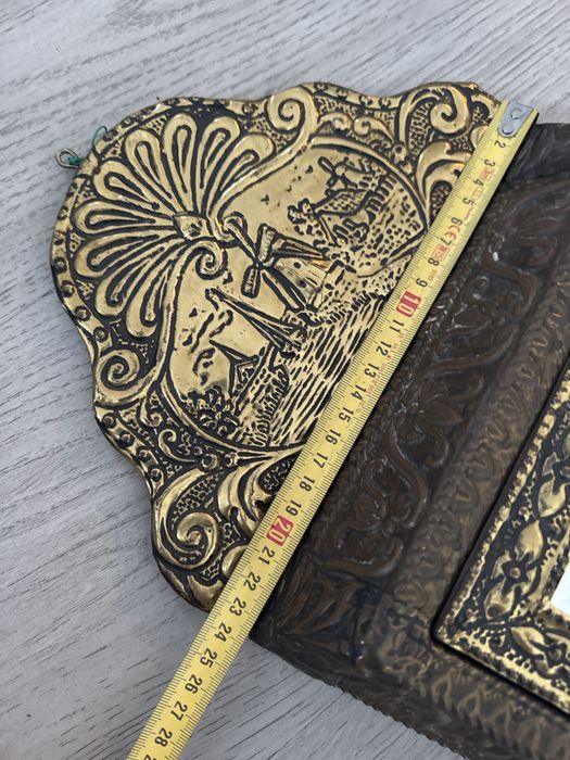 Stare krysztalowe lusterko na mosiężnej szafce ze szczotkami