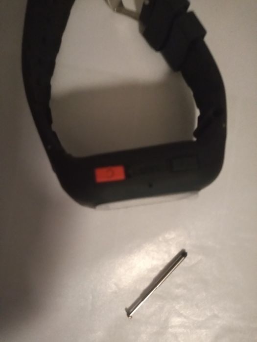 Smartwatch, zegarek z gniazdem SIM, aparatem i słuchawką bluetooth.