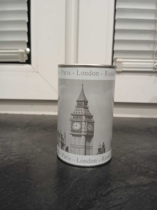 Pojemnik na ołowki , kredki.