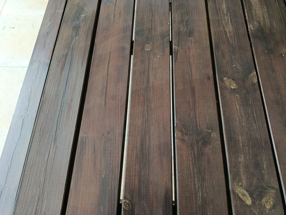 Mesa de piquenique em madeira maciça com bancos