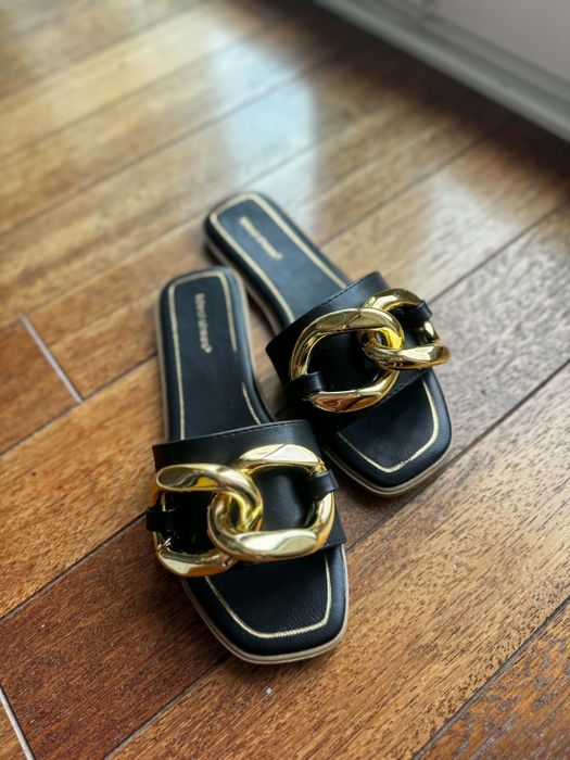 Buty czarne ze zdobną klamrą