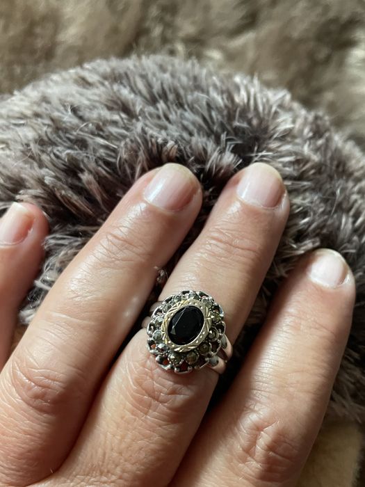 Anel prata com pedra preta e apontamentos a ouro