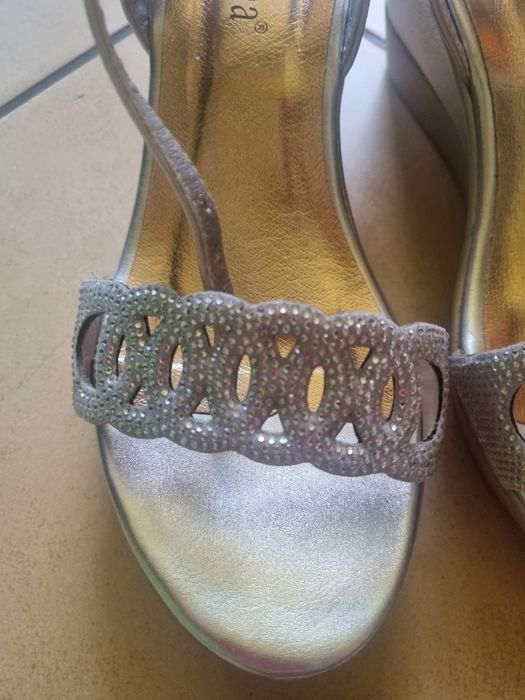 Piękne srebrne sandały