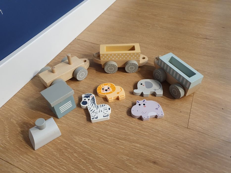 Drewniana kolejka ze zwierzątkami